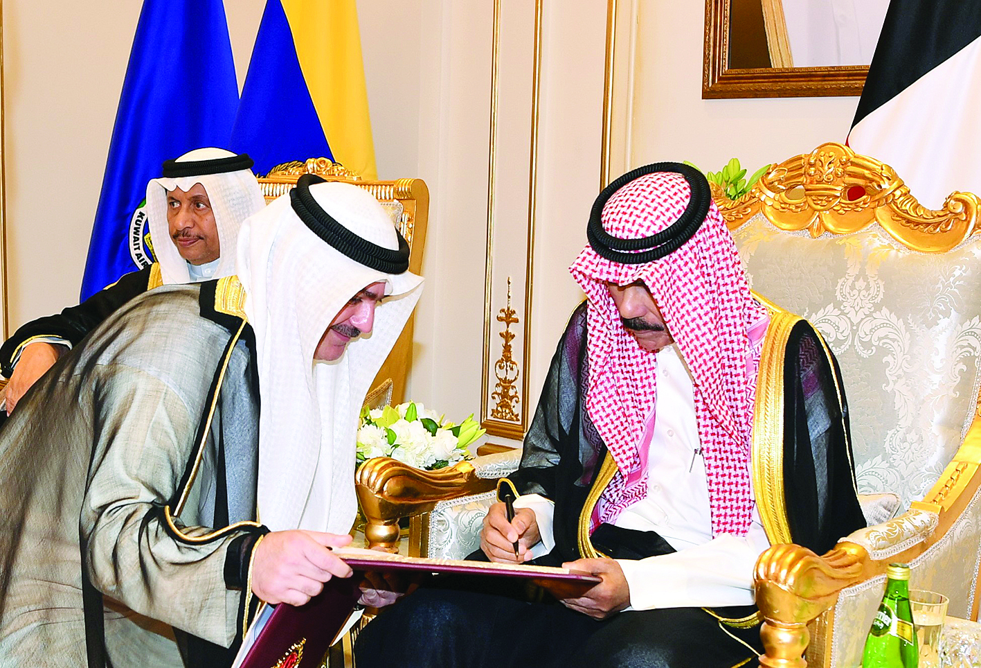 ولي العهد موقعاً في سجل الشرف