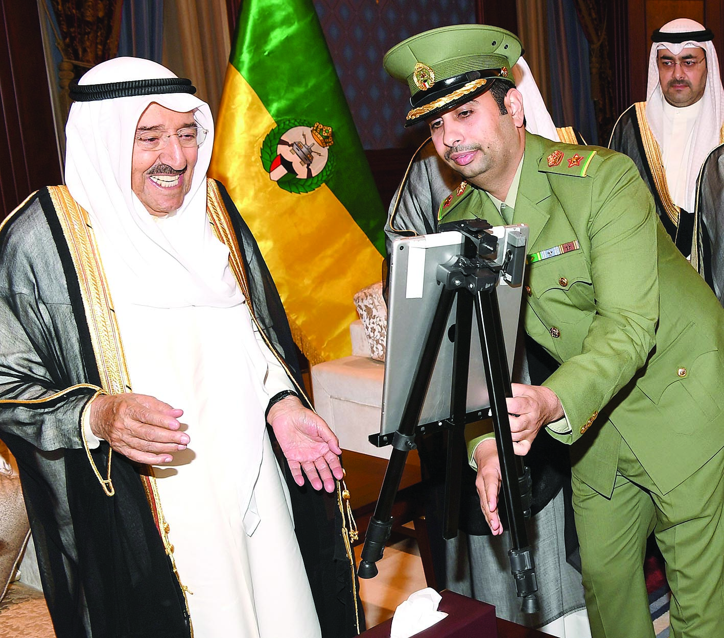 سموه يتلقى هدية «الحرس» من المقدم فهد العجاري