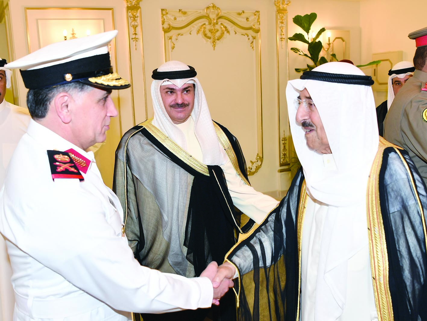 ...ومصافحاً أحد ضباط البحرية