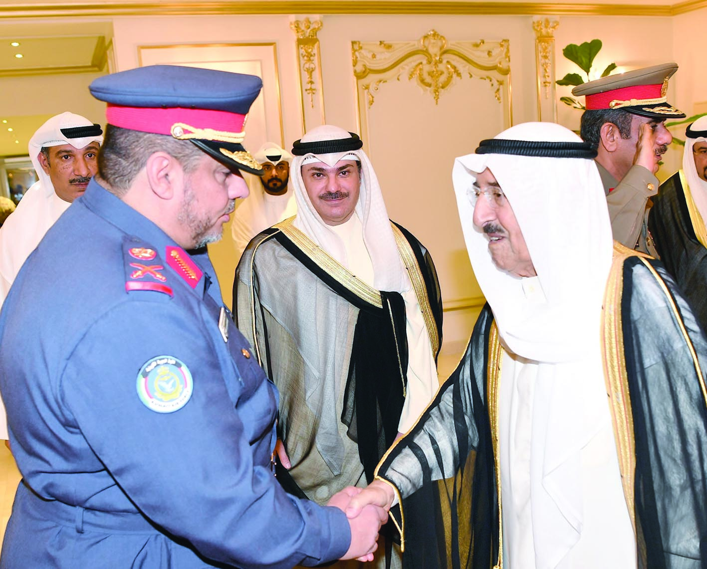 سموه مصافحاً أحد الضباط 