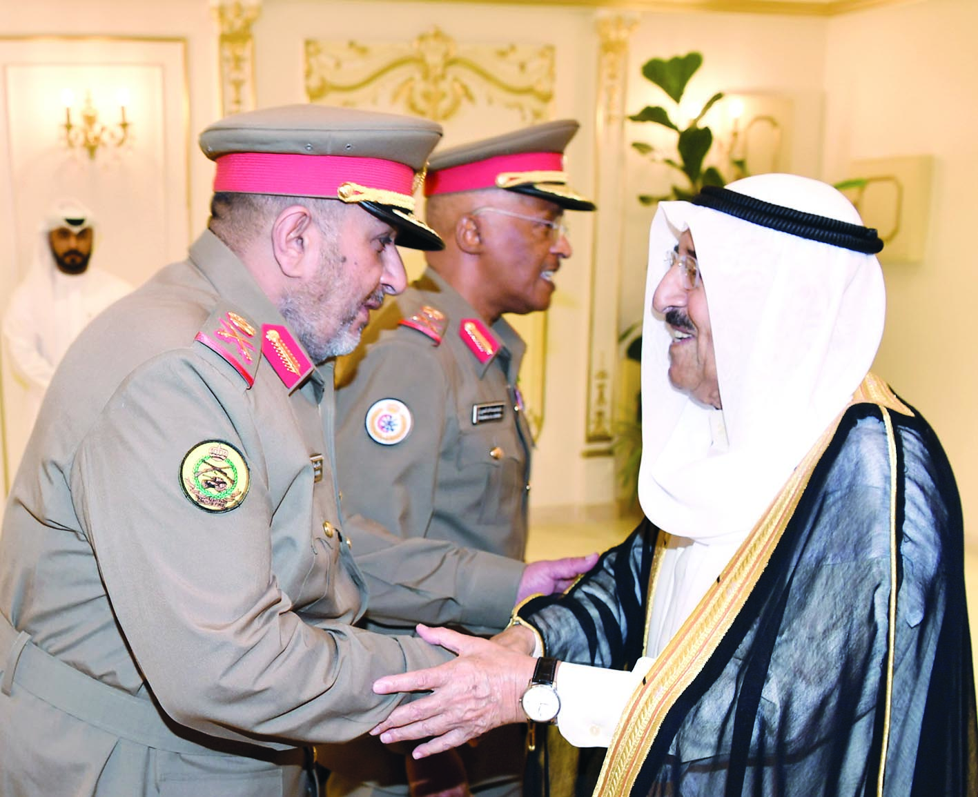 ... ومصافحاً كبار الضباط