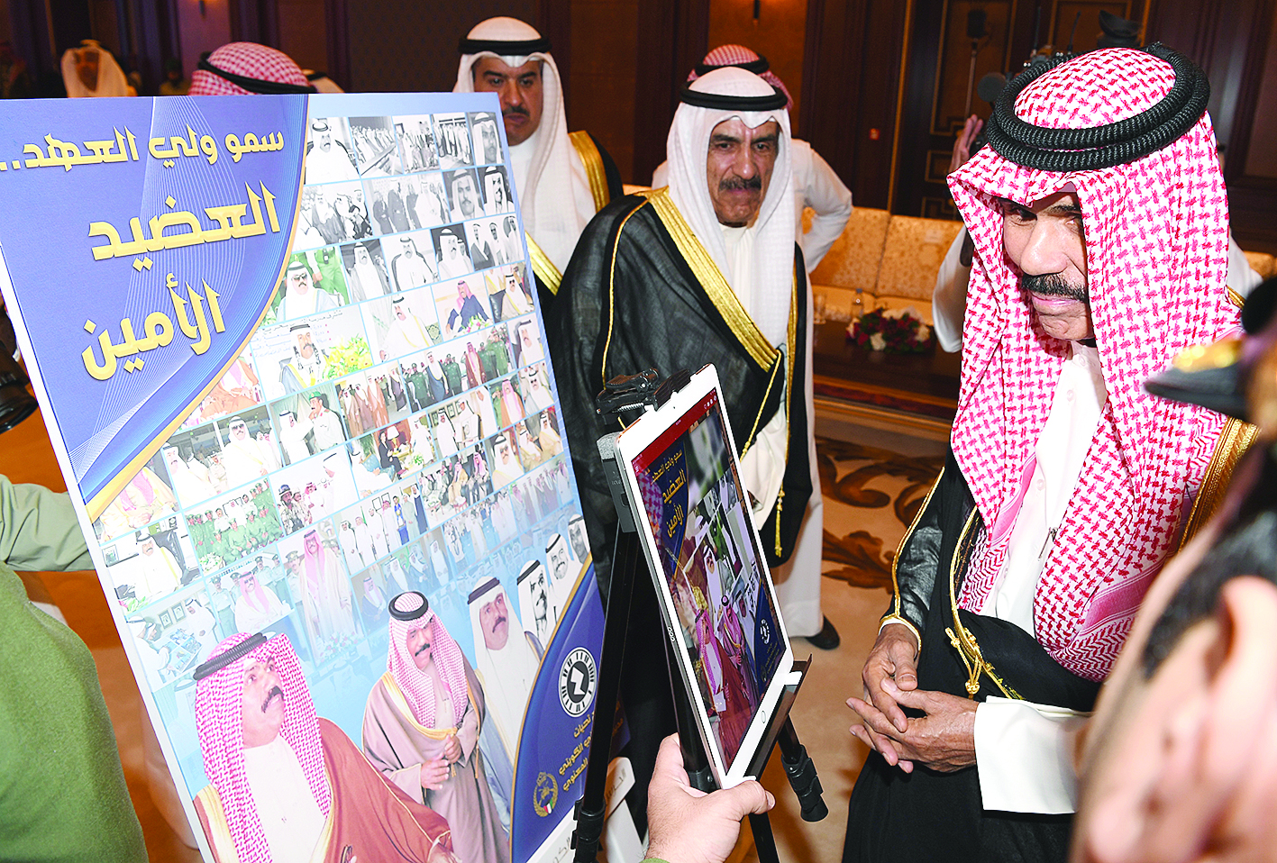 ولي العهد مطالعاً إحدى اللوحات في النادي