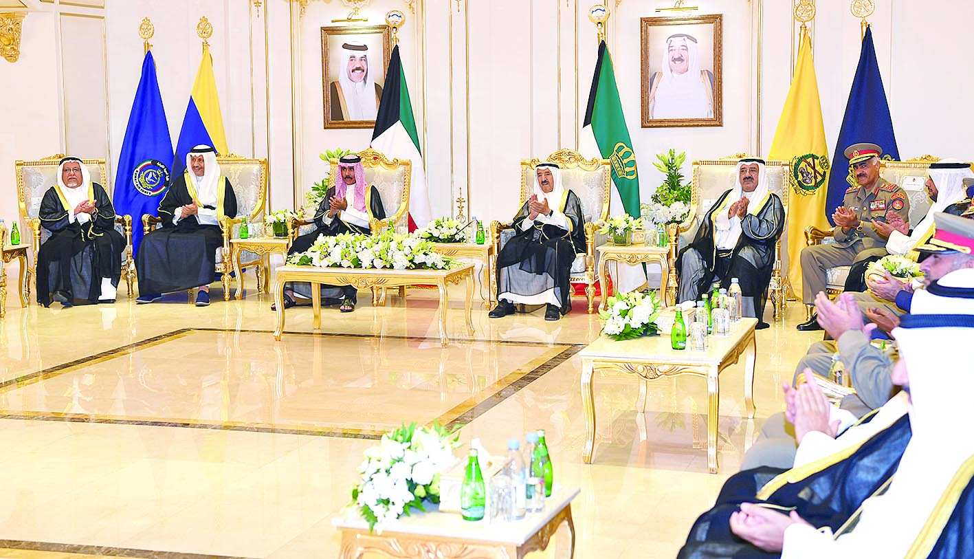 سمو الأمير متوسطاً ولي العهد والمبارك وناصر الصباح والجراح والخضر