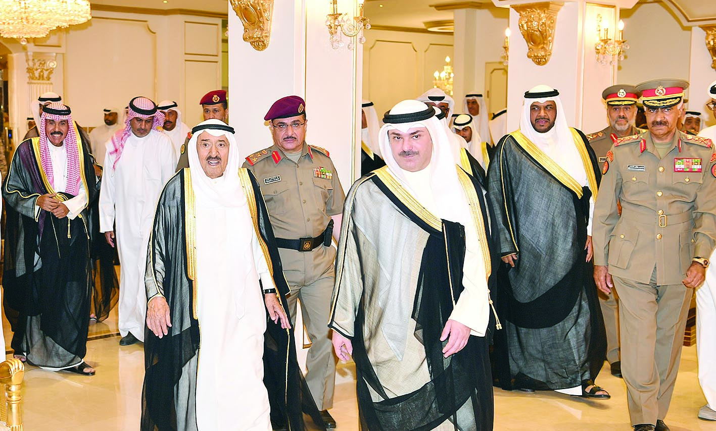 صاحب السمو لدى وصوله وولي العهد إلى نادي الضباط