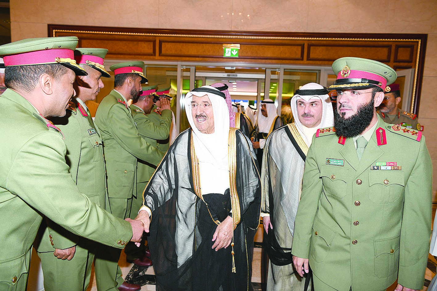 سموه مصافحاً مستقبليه من الضباط