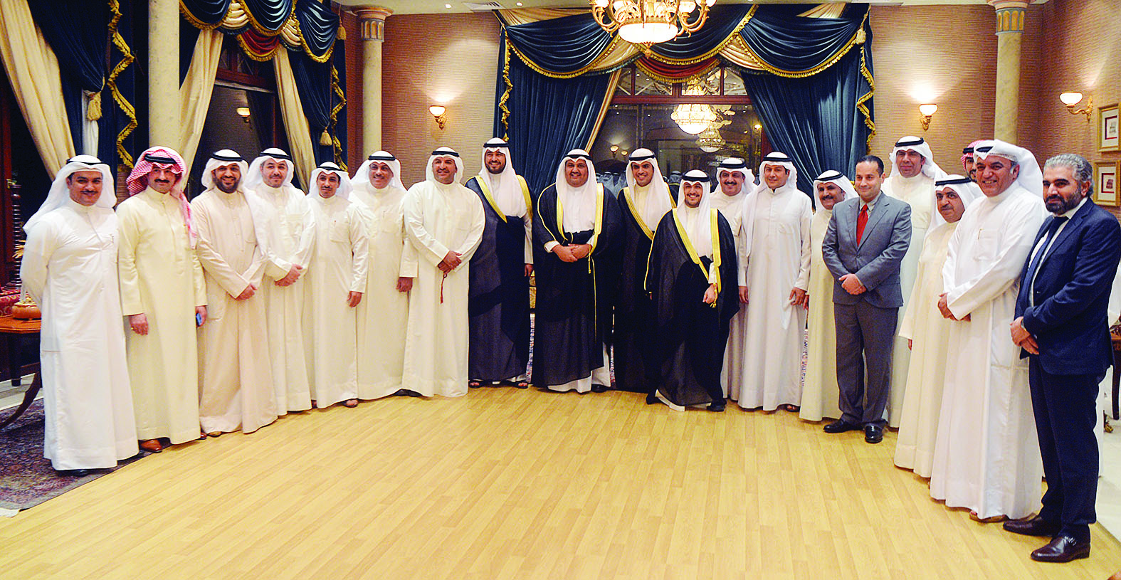  فهد جابر المبارك وخالد محمد الخالد يتوسطان عدداً من الحاضرين