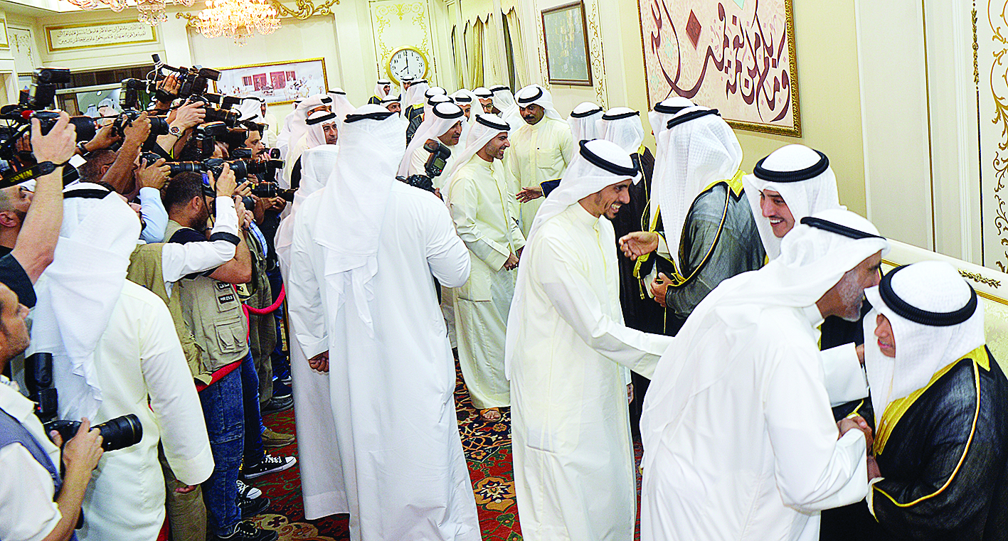 حشود من المهنئين