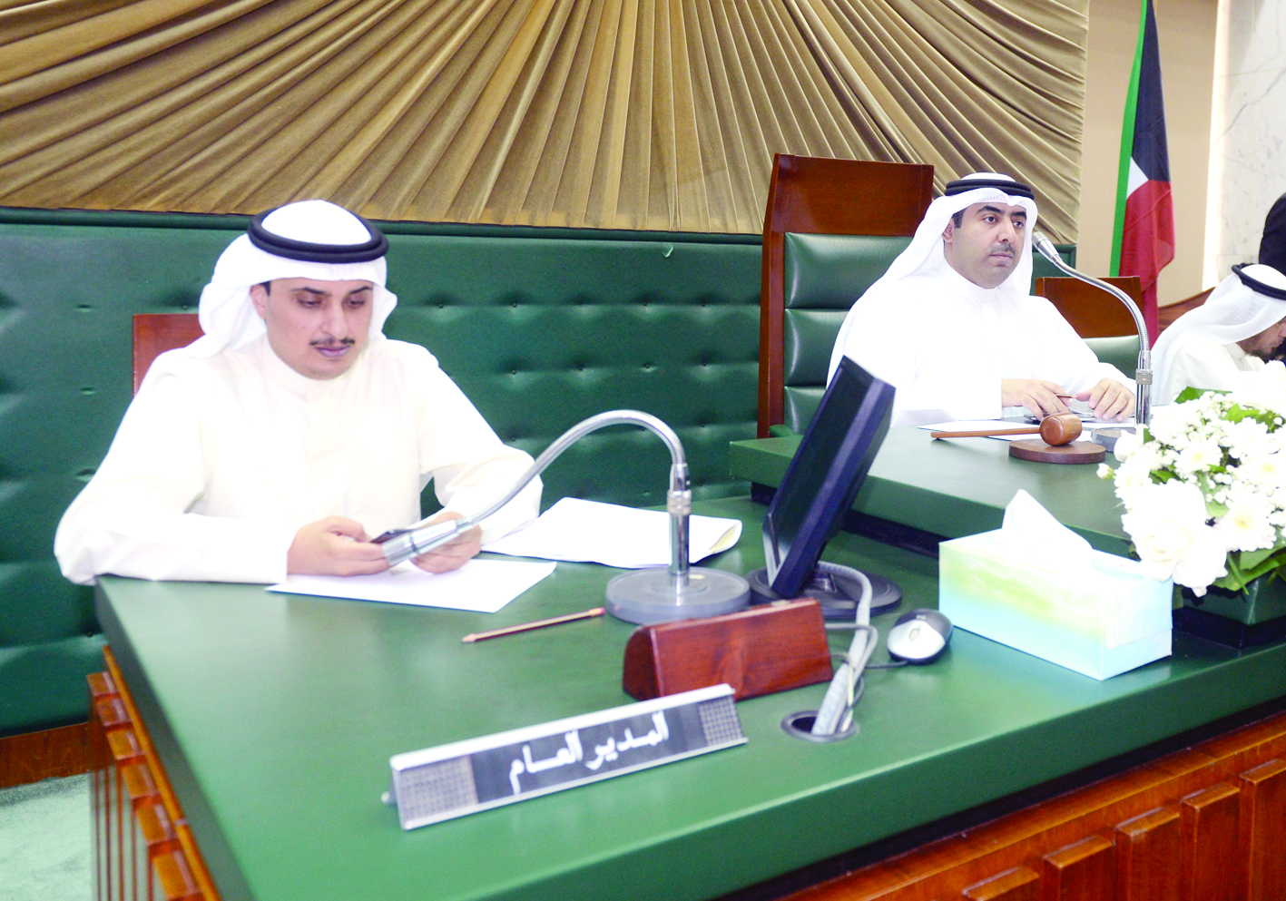 العتيبي مترئسا أولى جلسات المجلس وإلى جواره أحمد المنفوحي