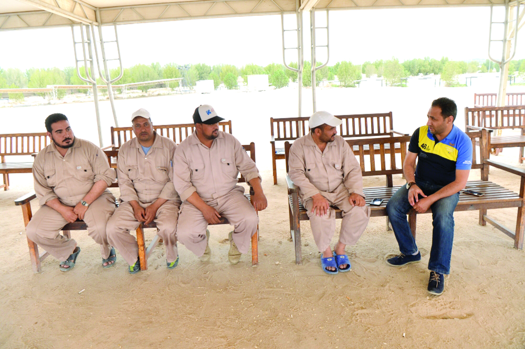 الزميل أحمد زكريا متحدثاً لمجموعة من الحفارين