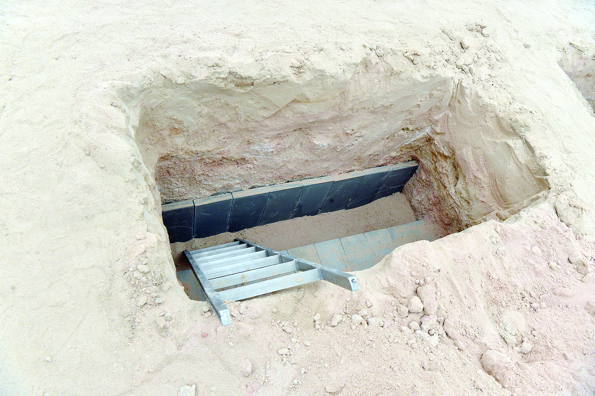 من عملية حفر وتجهيز القبر