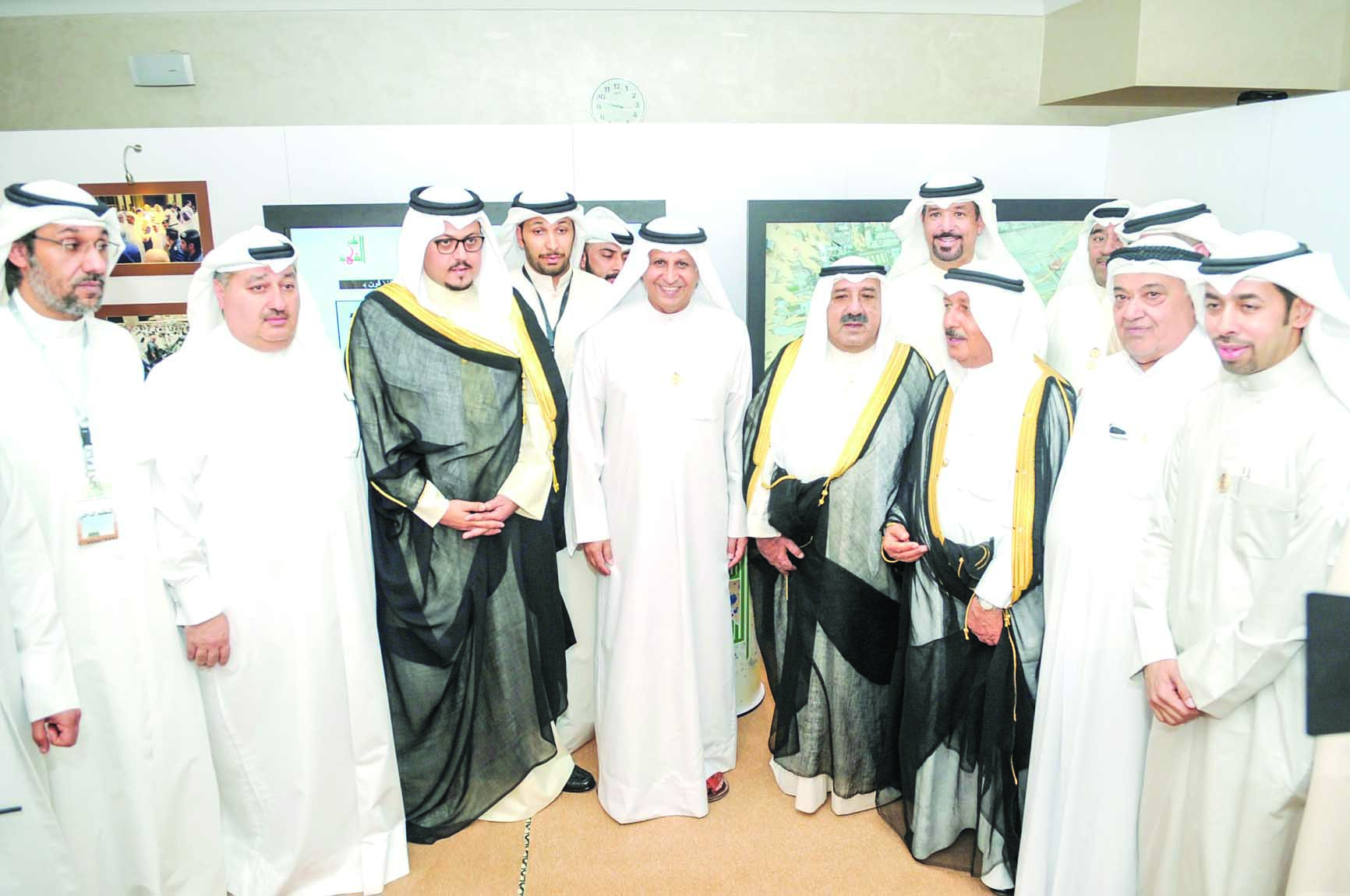 ناصر الصباح يتوسط القائمين على جامع الامام الصادق      	                                       