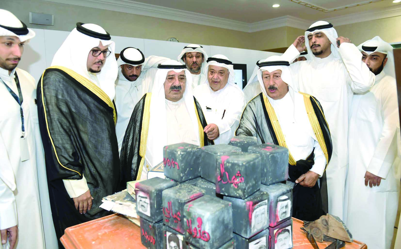 جولة في المعرض  	   (تصوير أسعد عبدالله)