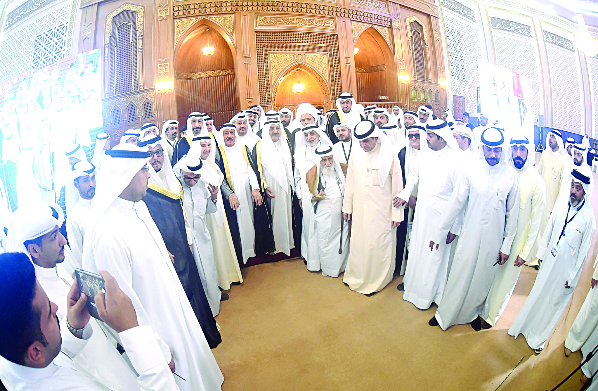 ناصر الصباح متوسطاً الحضور  