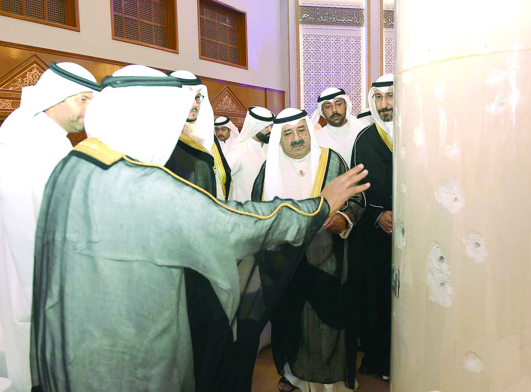 معاينة آثار الانفجارعلى الجدران 