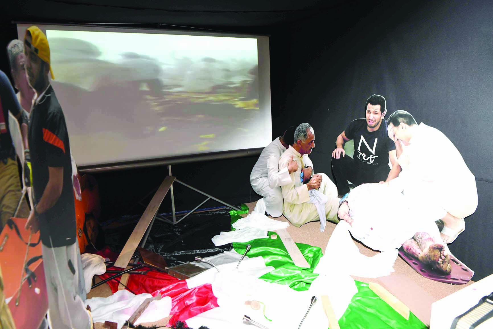 لوحات في المعرض عن مشاهد من الجريمة 