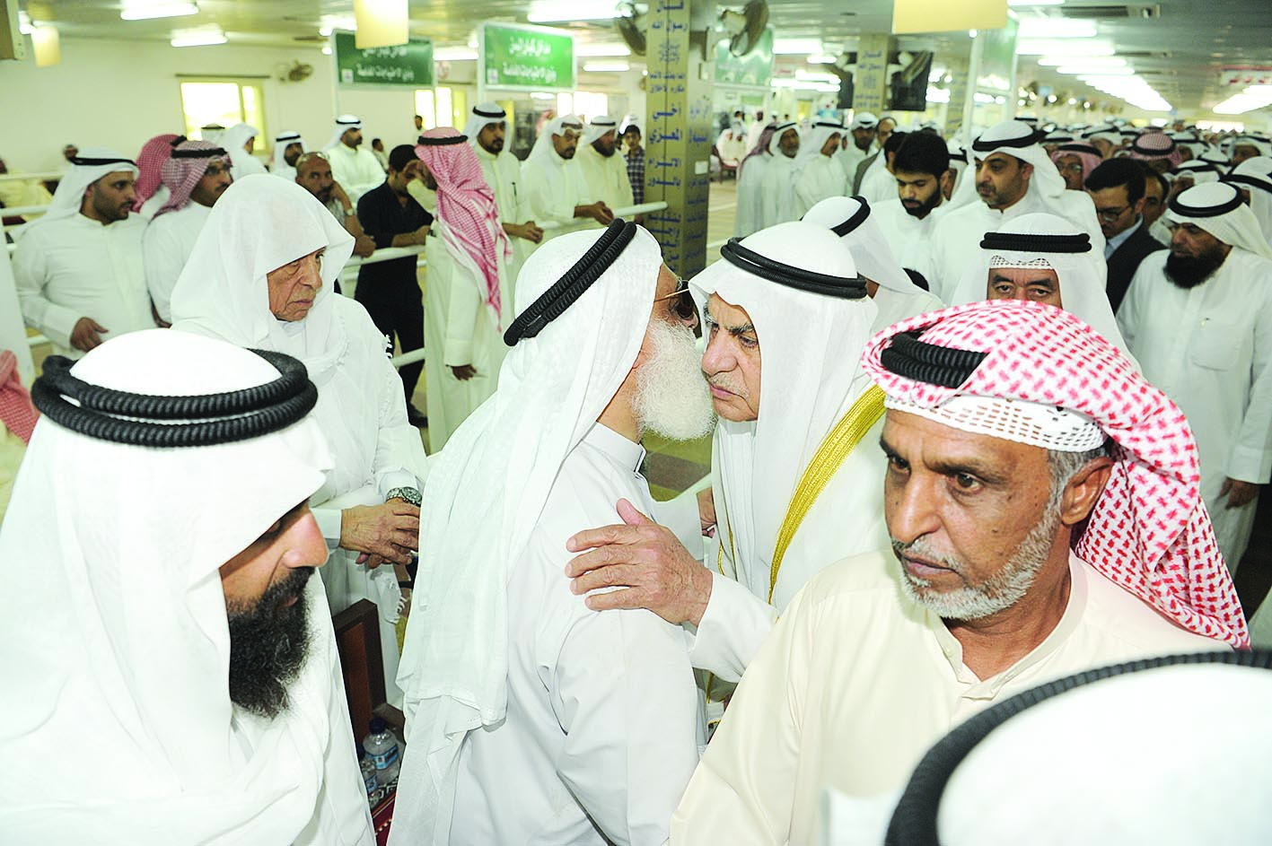 أحمد السعدون يقدم العزاء