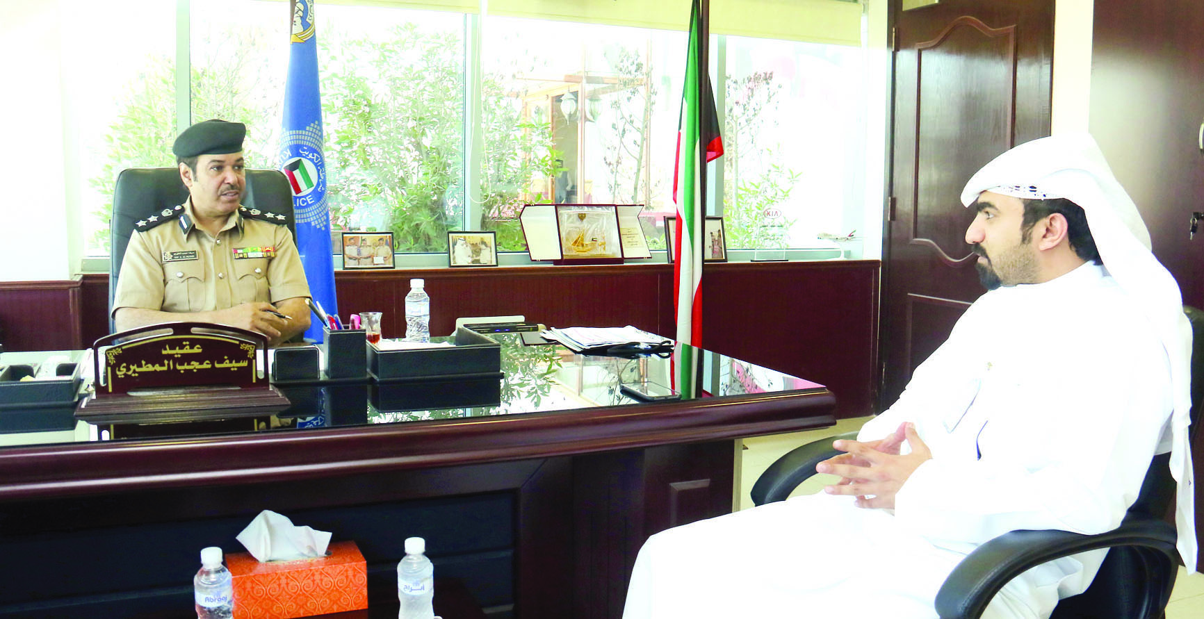 المطيري يتحدث للزميل حمد المطيري	 (تصوير بسام زيدان)