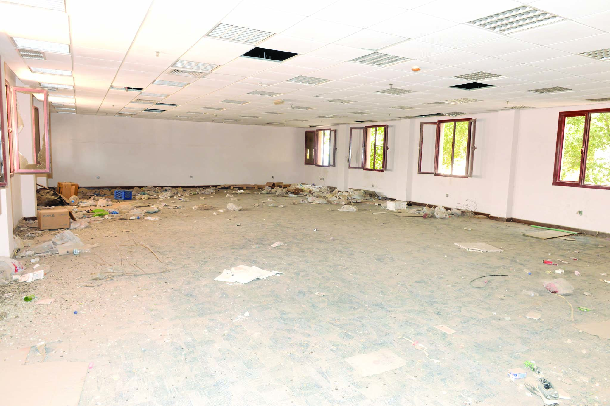 ... والصالة تحولت بفعل الإهمال إلى مكب نفايات ومرتع للأفعال المخلة بالآداب	      	      (تصوير زكريا عطية)