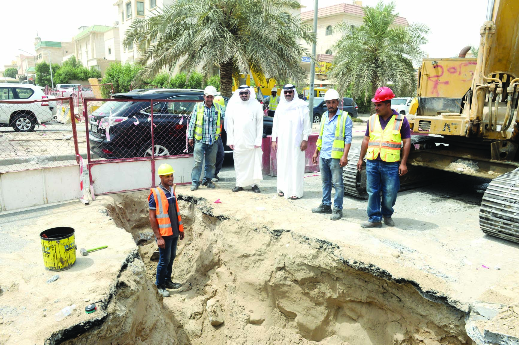 المطيري والزميل ناصر الفرحان أمام أحد مشاريع الحفر في المنطقة