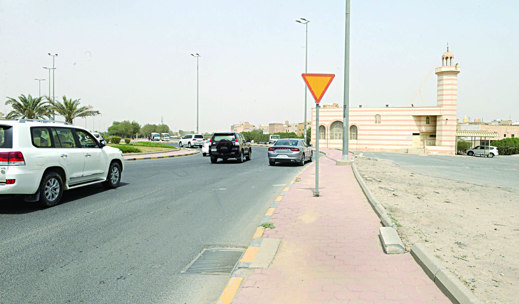شارع أم المؤمنين الذي لقي فيه مواطنان حتفهما لدى العبور للصلاة في المسجد