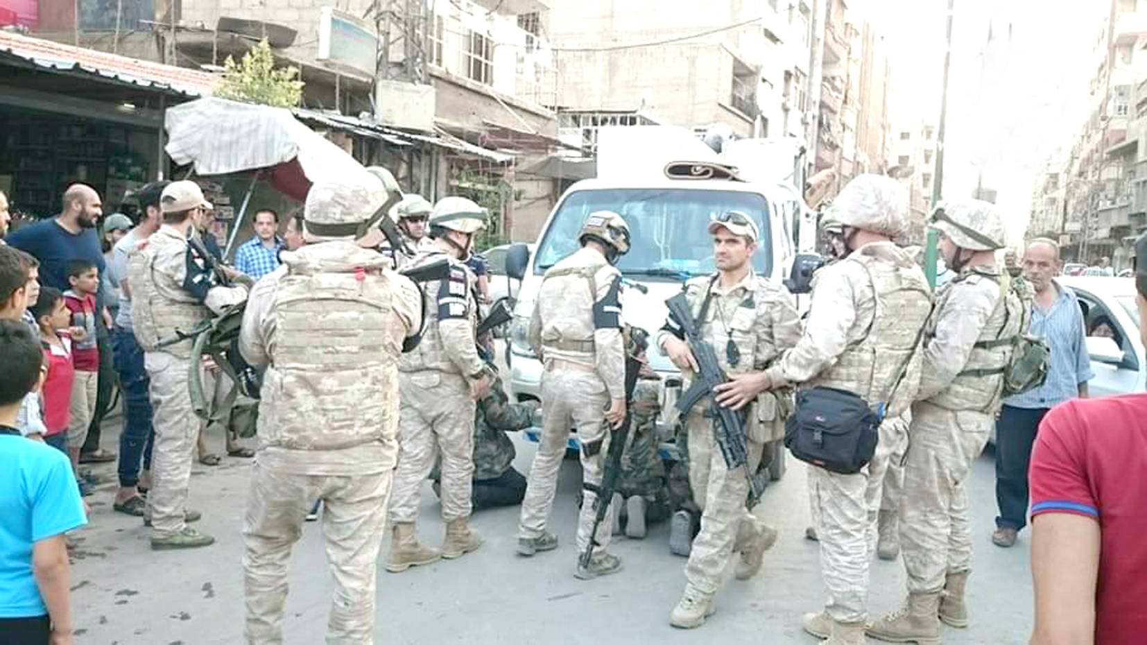 u0639u0646u0627u0635u0631 u0645u0646 u0627u0644u0634u0631u0637u0629 u0627u0644u0639u0633u0643u0631u064au0629 u0627u0644u0631u0648u0633u064au0629 u064au0639u062au0642u0644u0648u0646 u0639u0646u0627u0635u0631 u0645u0646 u062cu064au0634 u0627u0644u0646u0638u0627u0645 u0627u0644u0633u0648u0631u064a u0641u064a u062cu0646u0648u0628 u062fu0645u0634u0642