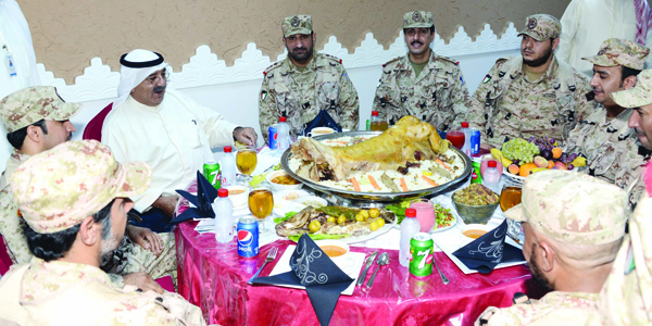 ناصر الصباح مفطراً مع عسكريي «إعادة الأمل»: ارتباط كويتي - سعودي بالدم والأخوة