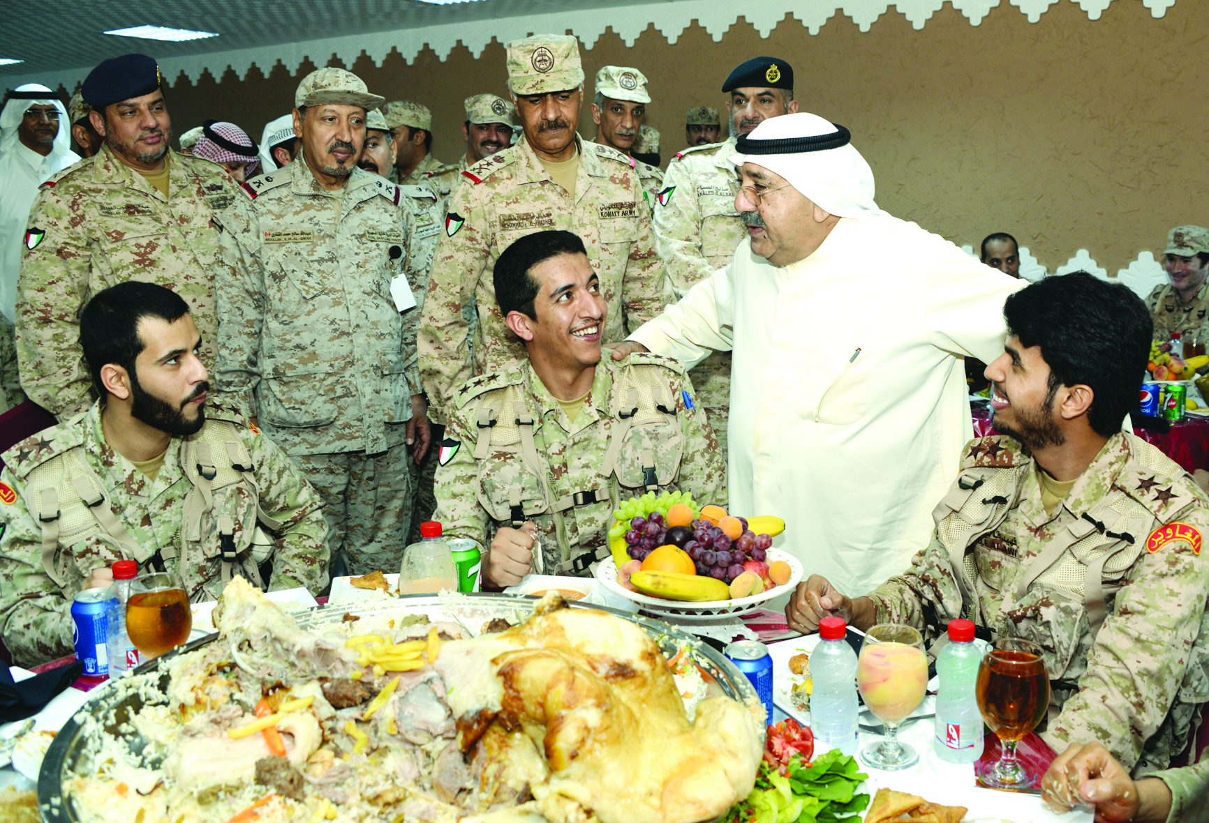 ناصر الصباح خلال الجولة على أفراد القوة ساعة الإفطار