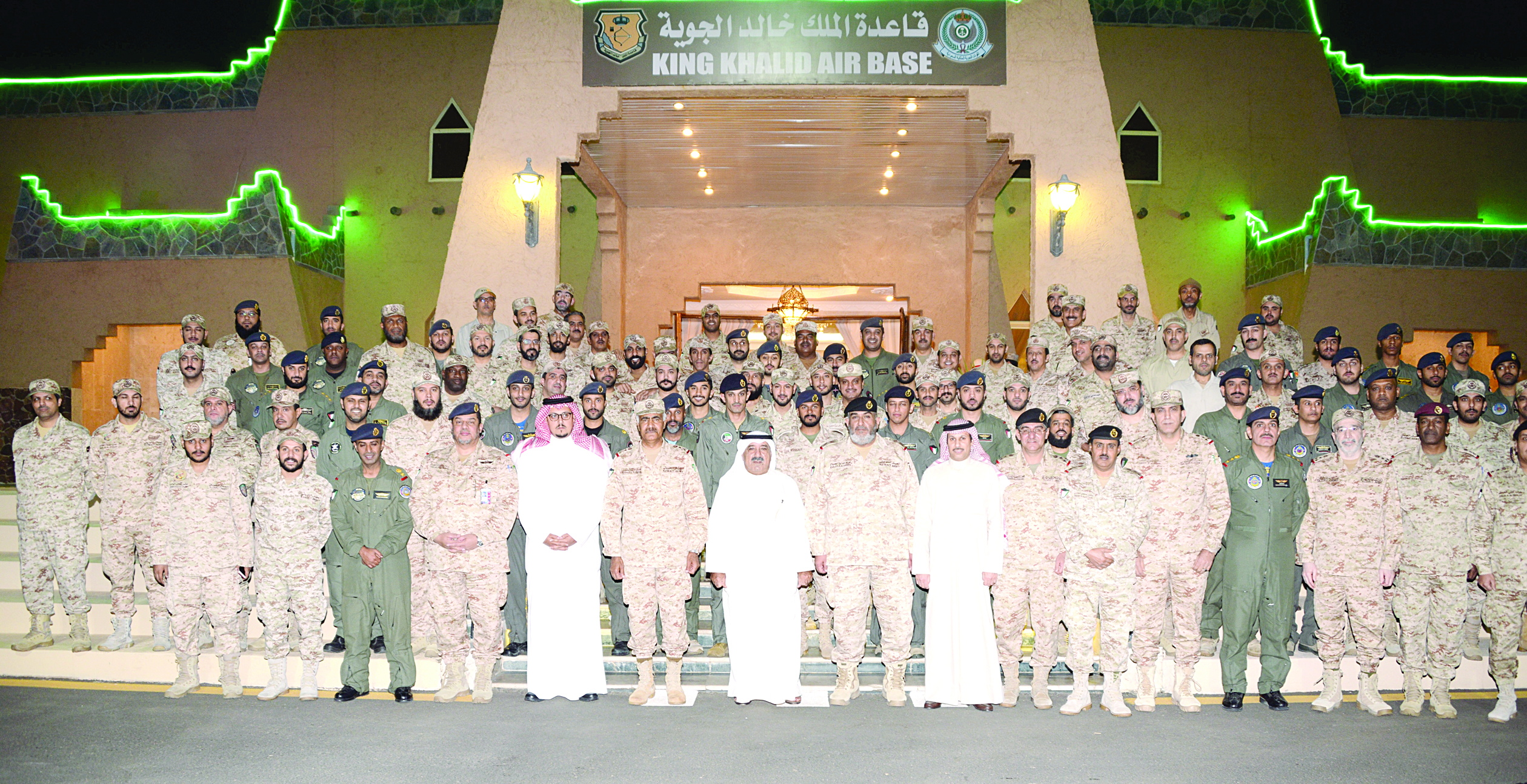 النائب الأول يتوسط وأعضاء الوفد أفراد القوة الجوية الكويتية