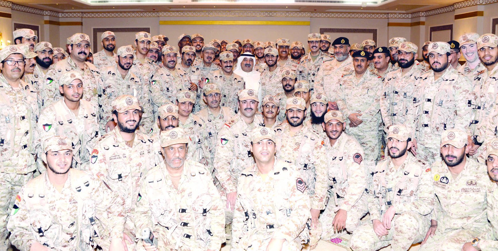 وزير الدفاع متوسطاً الجنود البواسل