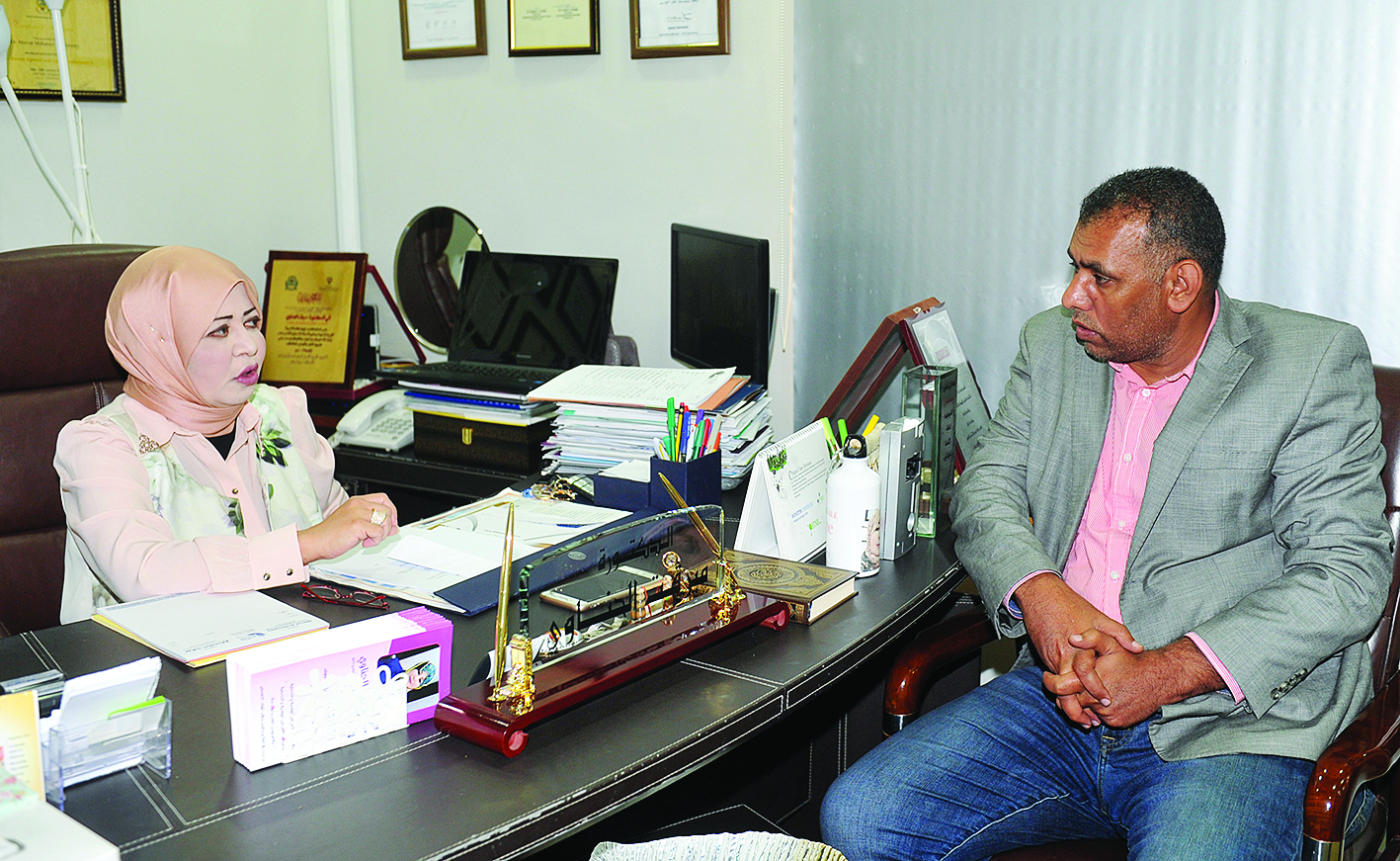 الحناوي تتحدث للزميل عمر العلاس