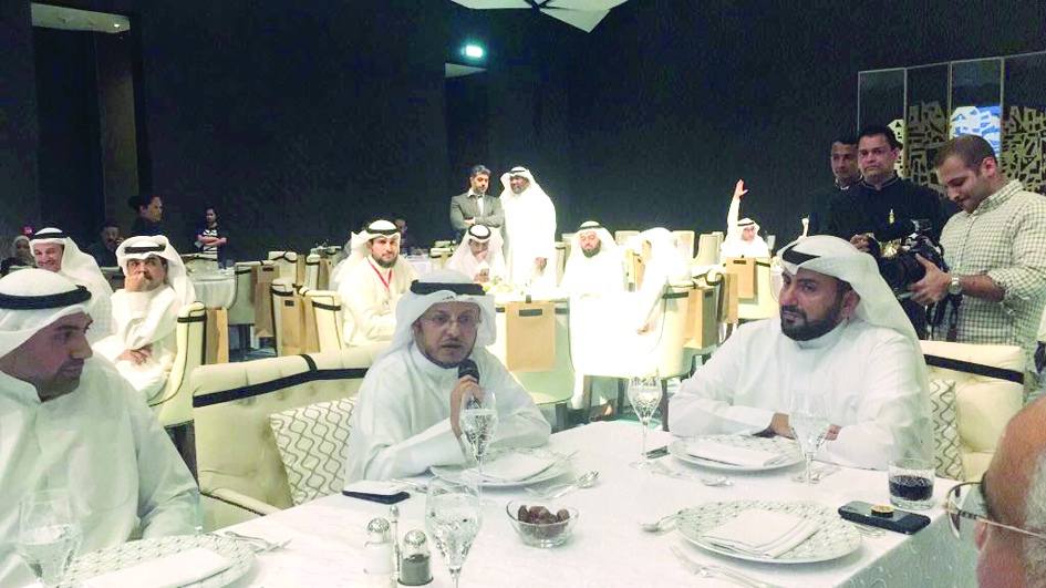 رئيس مجلس ادارة الجمعية الطبية متحدثا 