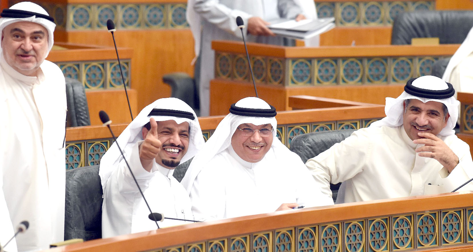 خالد الجراح متوسطاً المطيري والرويعي