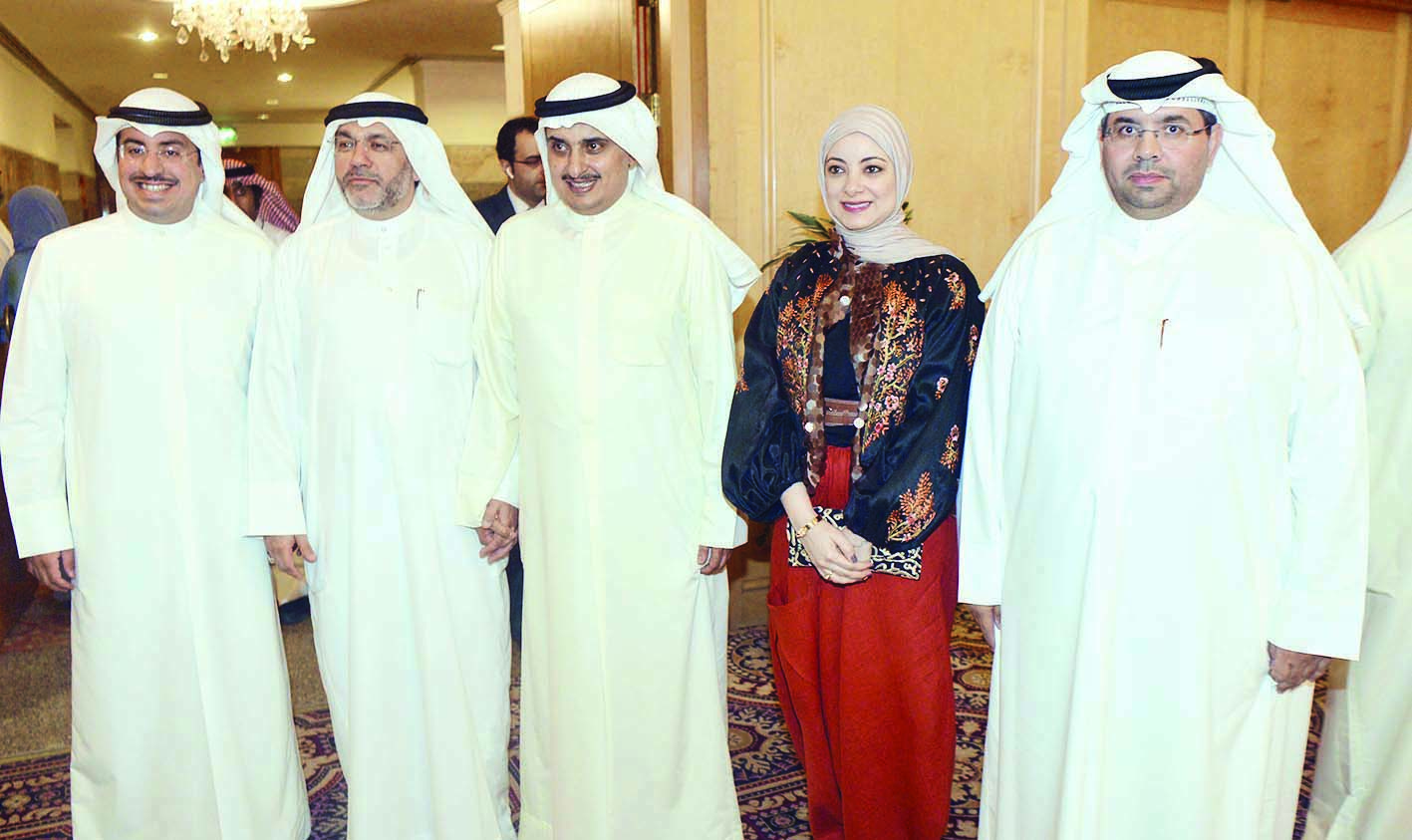 المنفوحي متوسطا أعضاء المجلس البلدي حسن كمال وعبدالسلام الرندي ومها البغلي وحمود العنزي