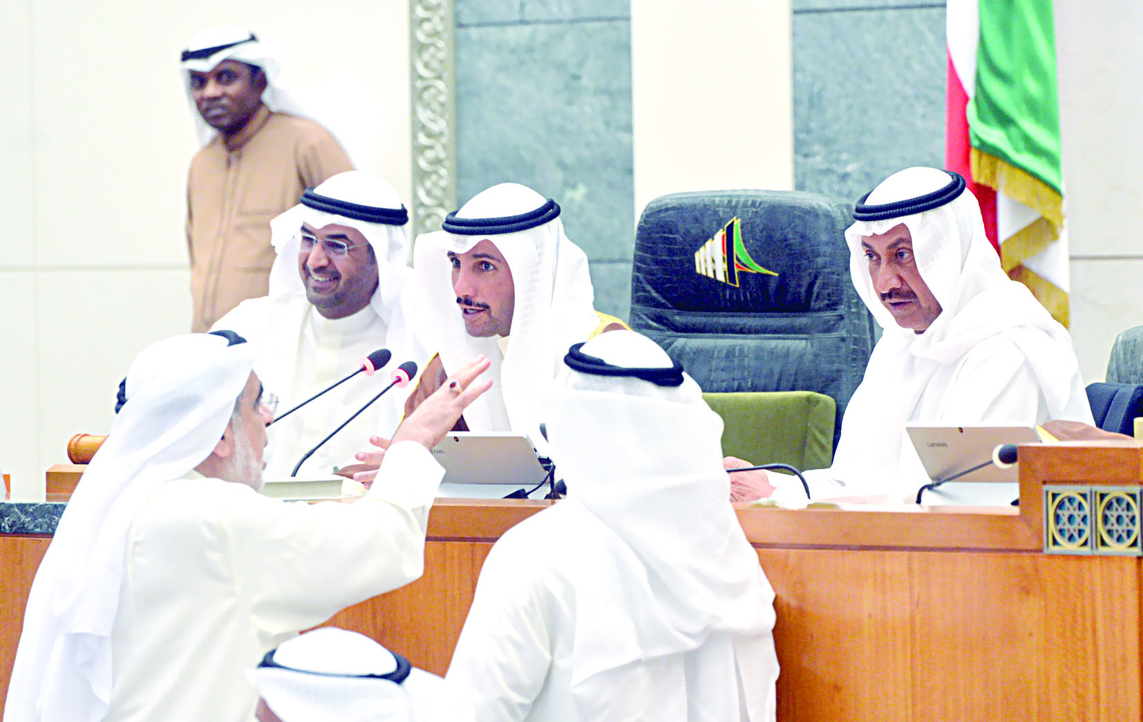 u0646u0642u0627u0634u0627u062a u0639u0644u0649 u0645u0646u0635u0629 u0627u0644u0631u0626u0627u0633u0629t (u062au0635u0648u064au0631 u0646u0627u064au0641 u0627u0644u0639u0642u0644u0629)