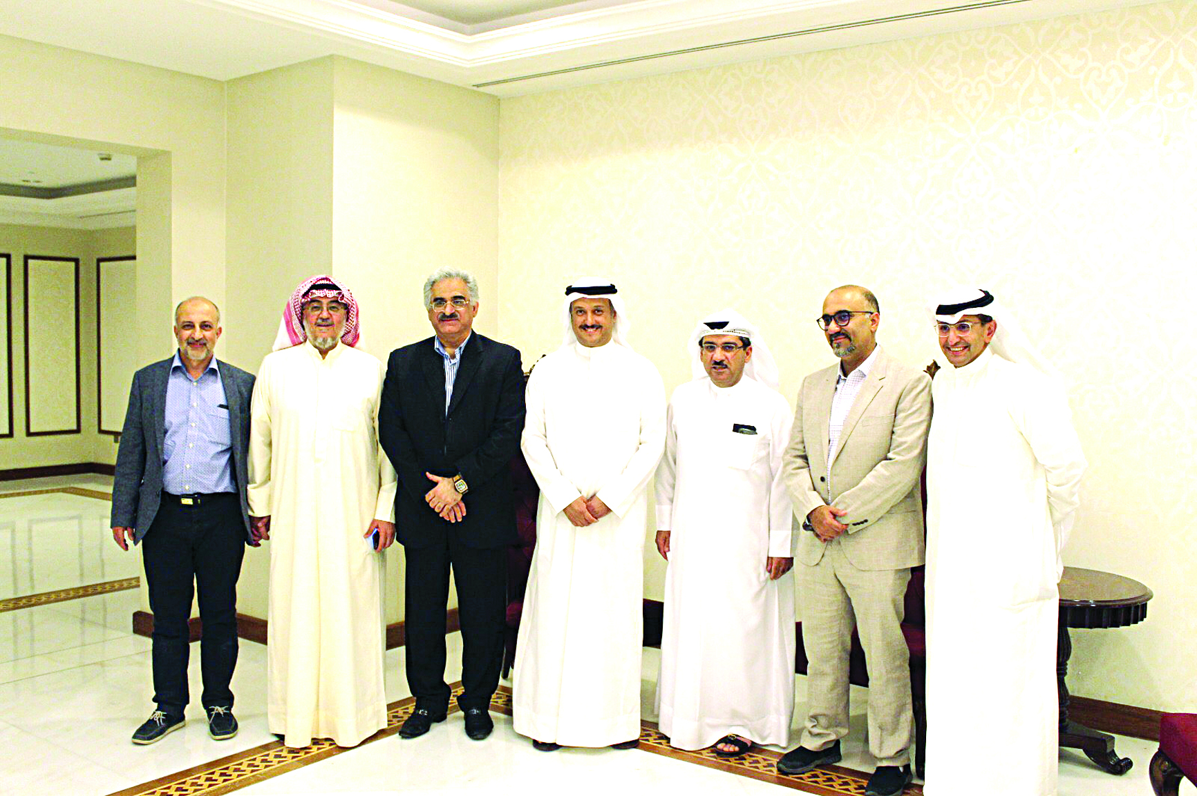 وكيل وزارة الصحة يتوسط  اعضاء مجلس رابطة القلب 