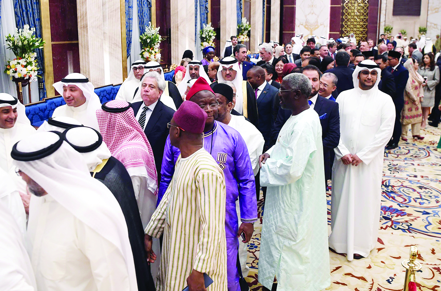 طابور من المهنئين الديبلوماسيين والمواطنين