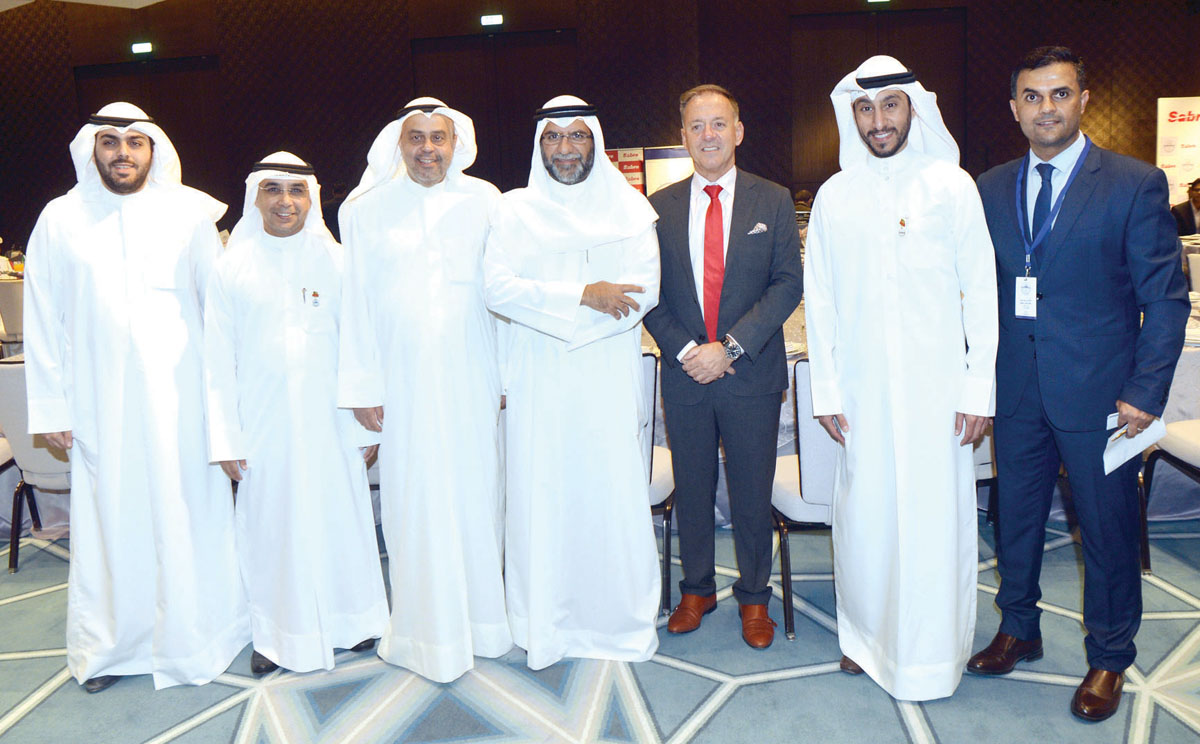 مروان بودي متوسطاً الدكتور حمد التويجري ورايموند فراينهوك والمطيري وراكان التويجري 	(تصوير نايف العقلة)