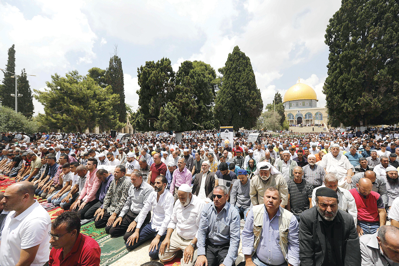 u0645u0626u0627u062a u0627u0644u0641u0644u0633u0637u064au0646u064au064au0646 u064au0624u062fu0648u0646 u0635u0644u0627u0629 u0627u0644u062cu0645u0639u0629 u0641u064a u0628u0627u062du0629 u0627u0644u0645u0633u062cu062f u0627u0644u0623u0642u0635u0649t (u0623 u0641 u0628)  