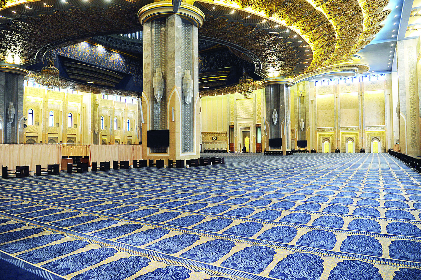 القاعة الرئيسية في المسجد