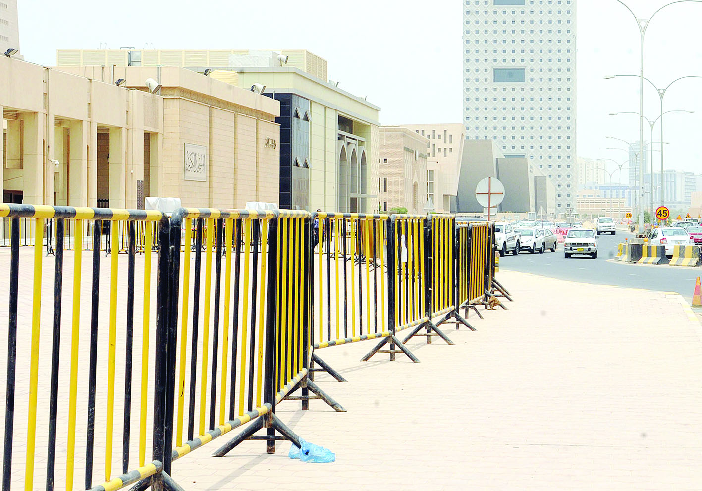 حواجز أمنية في محيط المسجد