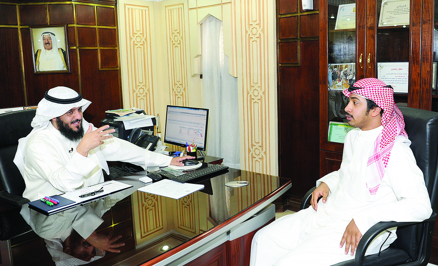 الرومي متحدثاً للزميل ناصر المحيسن  	    (تصوير طارق عزالدين)