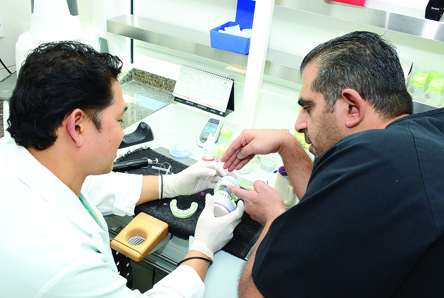  المزيدي يطلع على التعويضات السنية في المختبر (تصوير سعد هنداوي) 