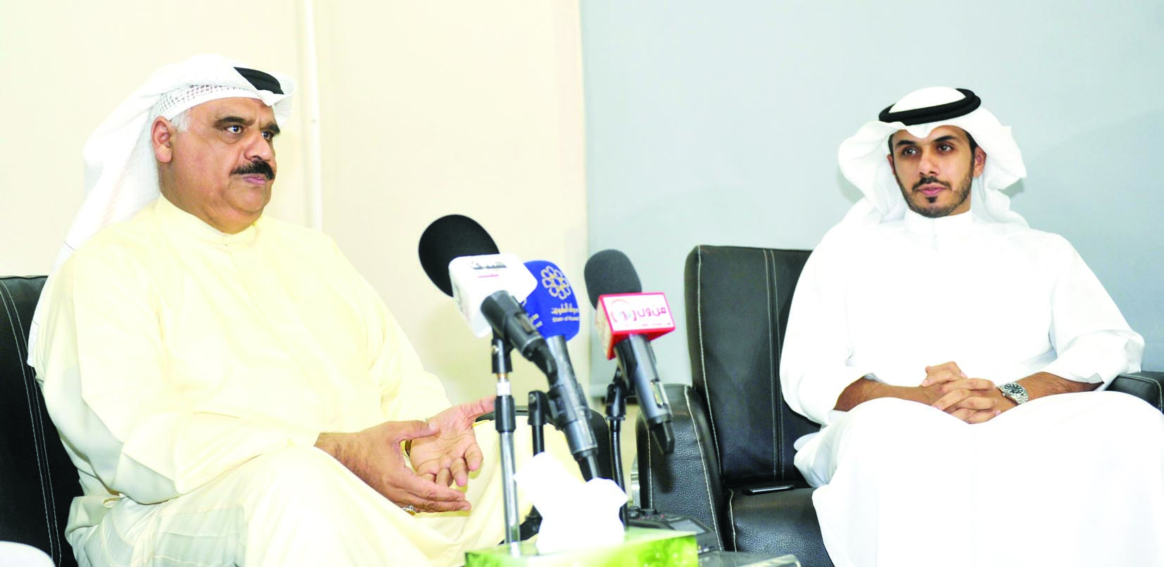 داود حسين والكاتب حمد الرومي	 (تصوير سعد هنداوي)