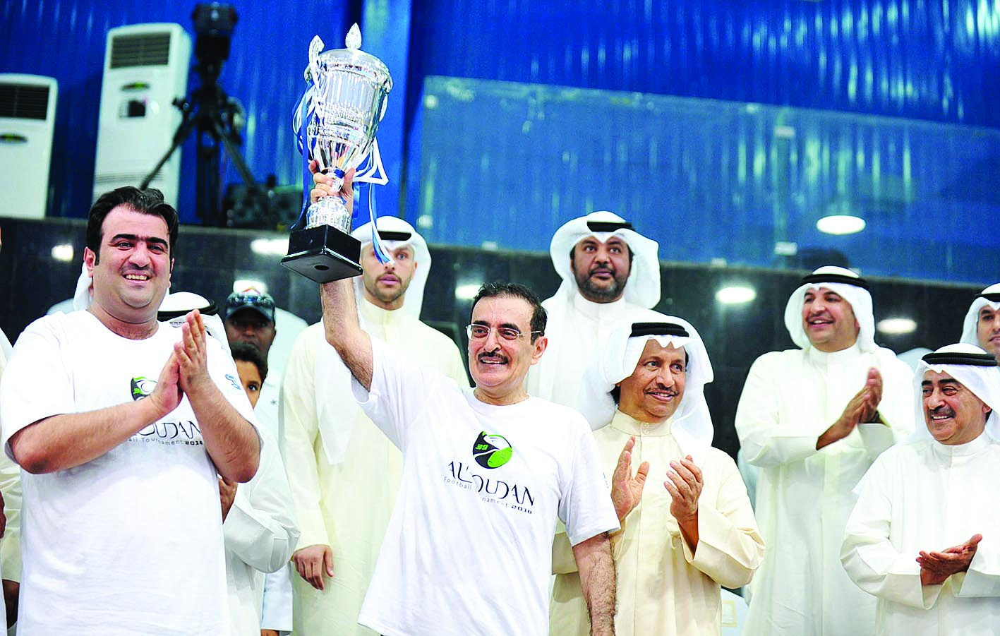 u0639u0628u062fu0627u0644u0644u0637u064au0641 u0627u0644u0631u0648u0636u0627u0646 u064au0631u0641u0639 u0627u0644u0643u0623u0633 u0627u0644u0630u064a u062au0633u0644u0645u0647 u0645u0646 u0627u0644u0645u0628u0627u0631u0643 u0648u0633u0637 u0641u0631u062d u062du0643u0648u0645u064a