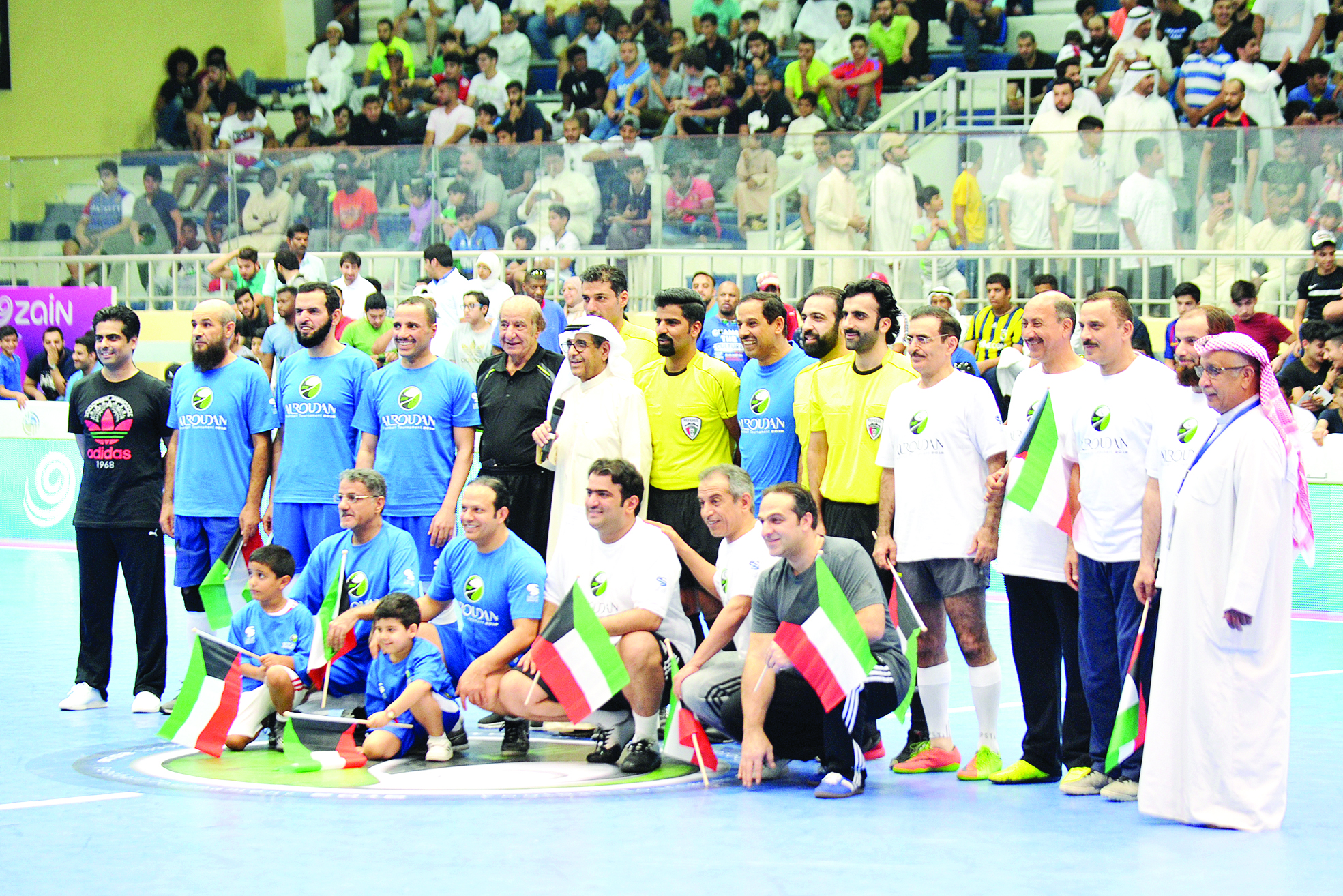 الفريقان في لقطة تذكارية قبل بدء المباراة		 (تصوير سعد هنداوي)