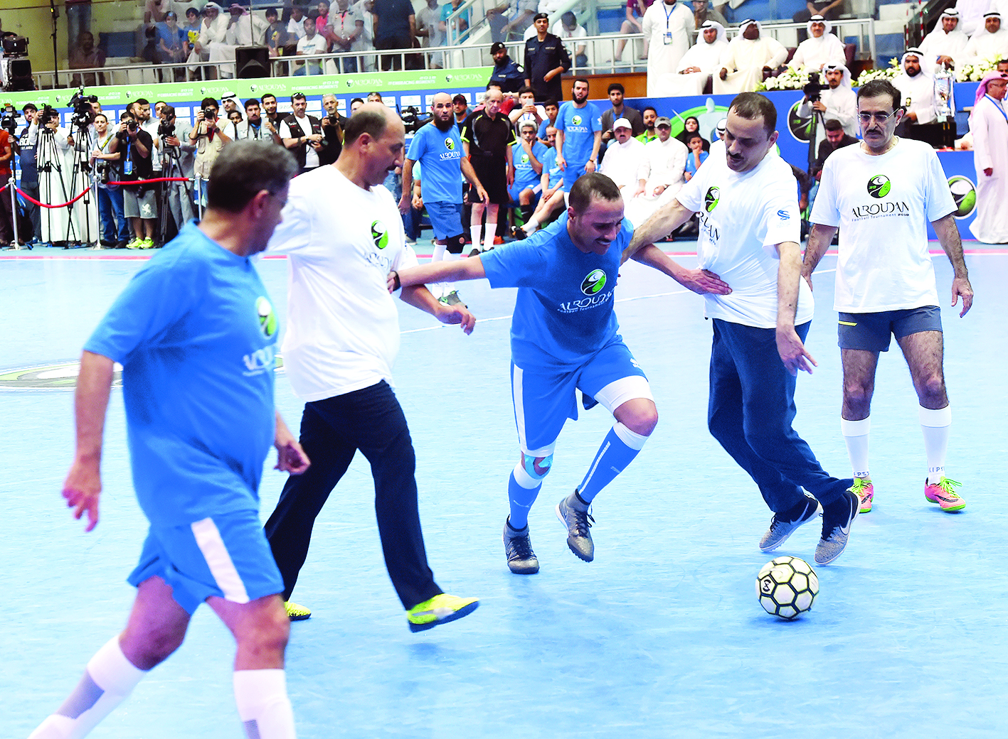 مهارات الغانم لم تنقذ فريق النواب من الخسارة    	            (تصوير أسعد عبدالله) 