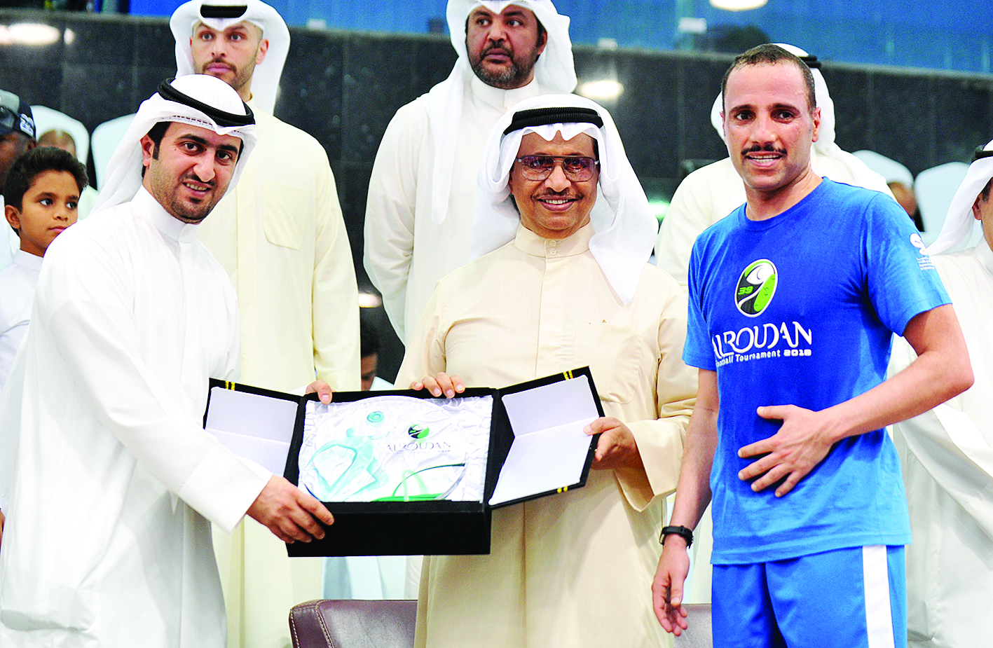 درع تذكارية من القائمين على دورة الروضان للمبارك