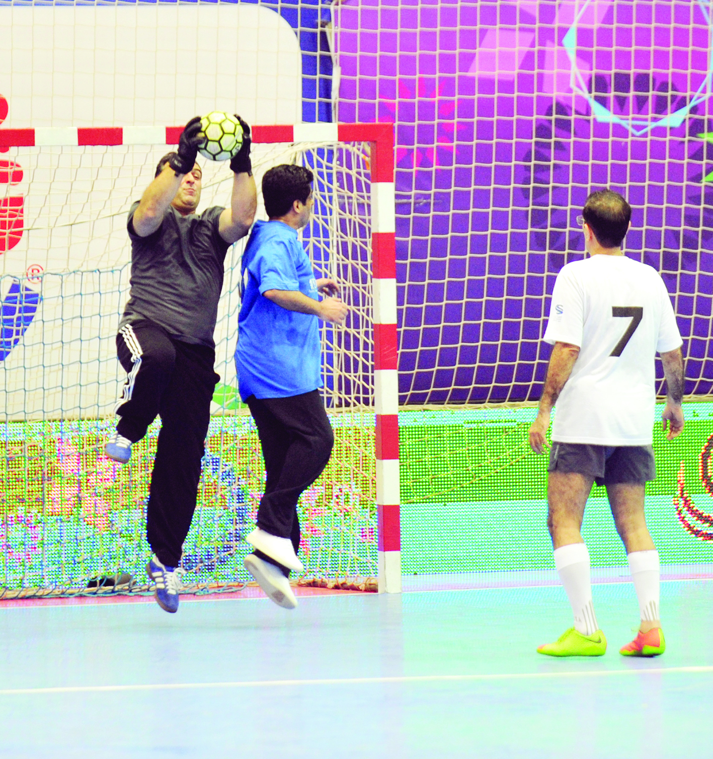 ياسر أبل حمى مرمى الحكومة باقتدار