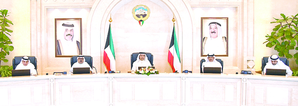 جابر المبارك يتوسط ناصر الصباح وصباح الخالد وخالد الجراح ونايف الحجرف لدى ترؤسه اجتماع مجلس الوزراء