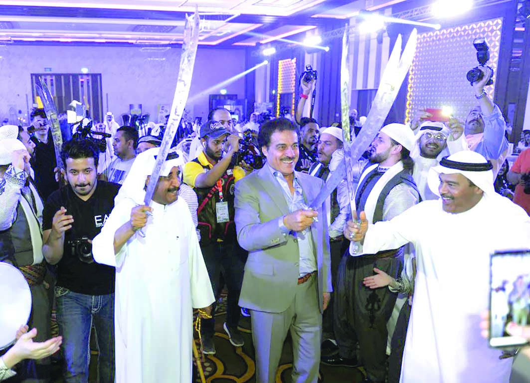 العقل والحربي وجابر... يلوحون فرحاً وابتهاجاً 